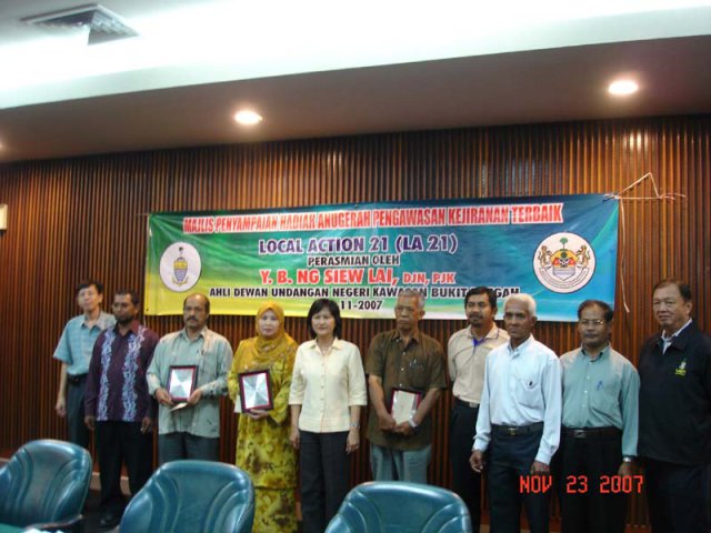 Pemenang pertandingan bersih dan indah antara kampung menerima hadiah daripada Y.B. Ng Siew Lai 23 Nov. 2007.